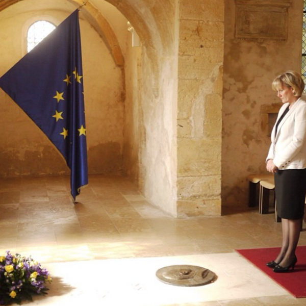Nadine Morano devant la tombe de Robert Schuman