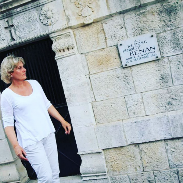 Nadine Morano devant la tombe d'Henriette Renan à Amchit au Liban